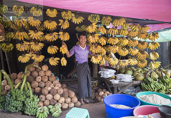 Lebensmittel  Tradition  Junge - Person  Banane  Frucht  bunt  jung  Laden  Tourismus  Kokosnuss  Myanmar  Asien  Markt