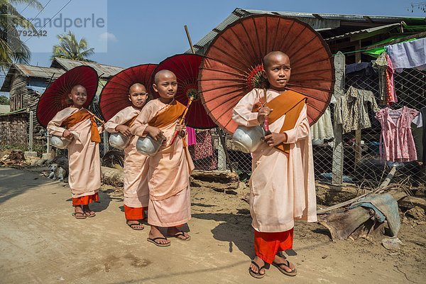 Tradition  Regenschirm  Schirm  Reise  bunt  Religion  Kultur  pink  rot  bündig  Myanmar  Nonne  Asien  Parade