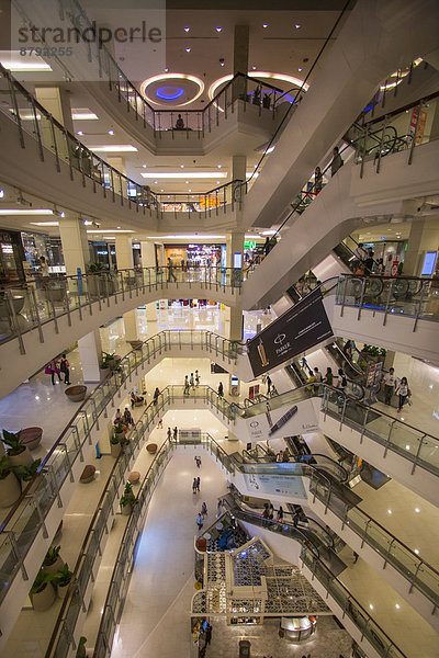 Bangkok Hauptstadt Einkaufszentrum Halle Architektur kaufen Rolltreppe Mittelpunkt Asien Innenstadt neu Thailand