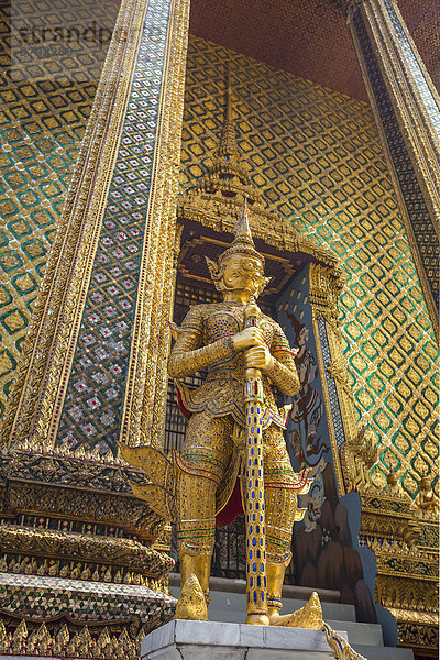 Bangkok  Hauptstadt  Detail  Details  Ausschnitt  Ausschnitte  Reise  Architektur  Geschichte  Wahrzeichen  bunt  Monarchie  Palast  Schloß  Schlösser  Tourismus  Wachmann  UNESCO-Welterbe  Asien  Thailand