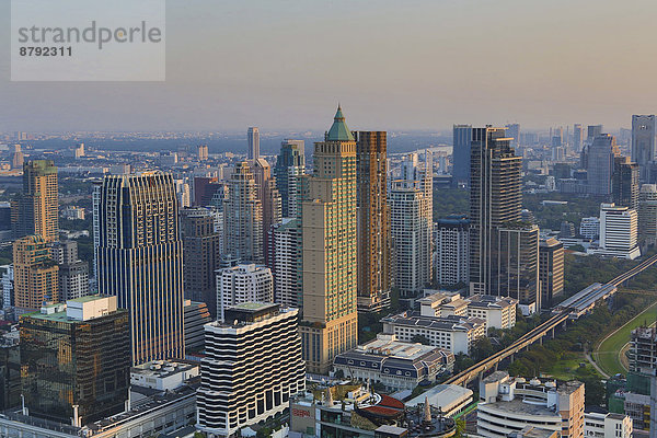 Bangkok  Hauptstadt  hoch  oben  Panorama  Skyline  Skylines  durchsichtig  transparent  transparente  transparentes  Sonnenuntergang  Gebäude  Reise  Großstadt  Architektur  bunt  Hochhaus  Tourismus  Asien  Innenstadt  Metropole  Thailand