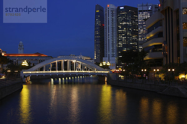 Außenaufnahme  beleuchtet  Nacht  Großstadt  Hochhaus  Brücke  Asien  Abenddämmerung  Metropole  Singapur  Dämmerung