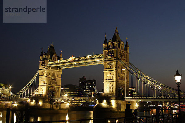 Sehenswürdigkeit  beleuchtet  Abend  Nacht  London  Hauptstadt  Brücke  Fluss  Themse  Abenddämmerung  England  Tower Bridge