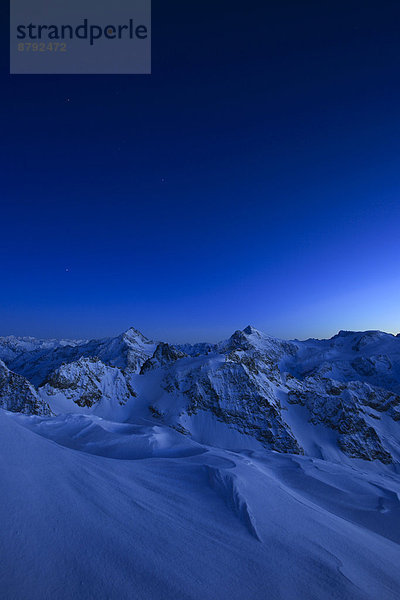 Panorama  sternförmig  Europa  Schneedecke  Berg  Winter  Abend  Nacht  Schnee  Alpen  pink  Ansicht  Sonnenlicht  Sternenhimmel  Westalpen  Abenddämmerung  Bergmassiv  schweizerisch  Schweiz