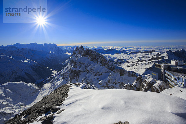 blauer Himmel  wolkenloser Himmel  wolkenlos  Panorama  sternförmig  Europa  Schneedecke  Berg  Winter  Himmel  Schnee  Alpen  blau  Ansicht  Sonnenlicht  Gegenlicht  Berner Alpen  Westalpen  Bergmassiv  Sonne  schweizerisch  Schweiz
