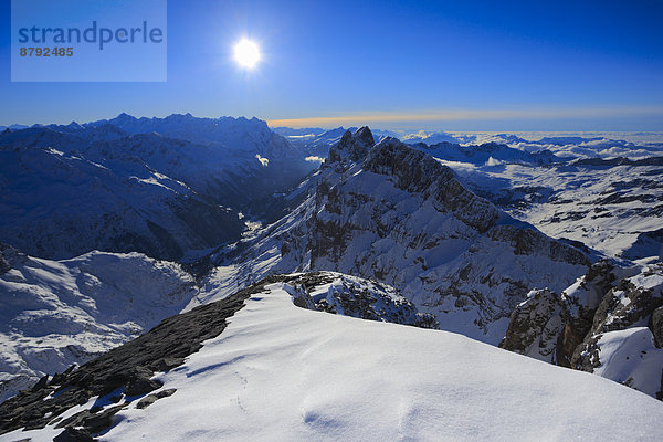 blauer Himmel  wolkenloser Himmel  wolkenlos  Panorama  Europa  Schneedecke  Berg  Winter  Himmel  Schnee  Alpen  blau  Ansicht  Sonnenlicht  Gegenlicht  Berner Alpen  Westalpen  Bergmassiv  Sonne  schweizerisch  Schweiz