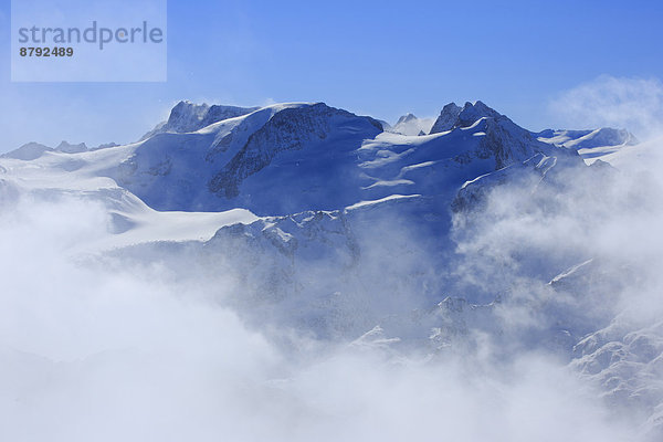 blauer Himmel  wolkenloser Himmel  wolkenlos  Panorama  Europa  Schneedecke  Berg  Winter  Wolke  Himmel  Schnee  Alpen  blau  Ansicht  Sonnenlicht  Berner Alpen  Westalpen  Bergmassiv  schweizerisch  Schweiz