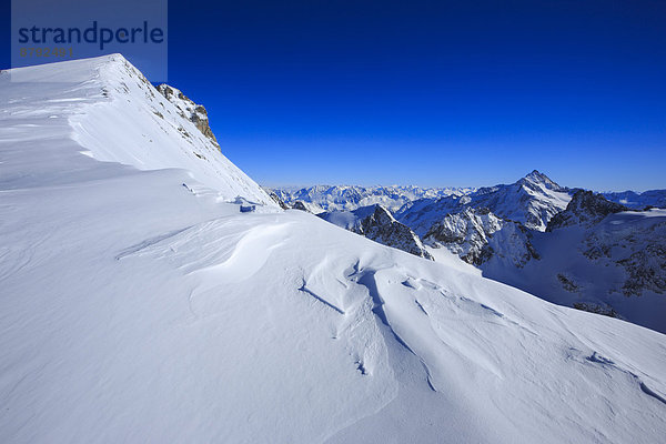 blauer Himmel  wolkenloser Himmel  wolkenlos  Europa  Schneedecke  Berg  Winter  Himmel  Wind  Sturm  Schnee  Nebel  dahintreibend  Alpen  blau  Sonnenlicht  Westalpen  Bern  Bergmassiv  schweizerisch  Schweiz