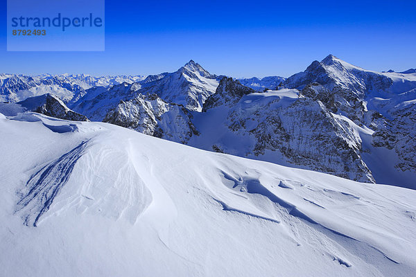 blauer Himmel  wolkenloser Himmel  wolkenlos  Panorama  Europa  Schneedecke  Berg  Winter  Abend  Schnee  dahintreibend  Alpen  blau  pink  Ansicht  Sonnenlicht  Berner Alpen  Westalpen  Abenddämmerung  Bergmassiv  schweizerisch  Schweiz
