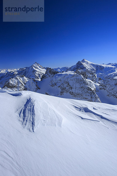 blauer Himmel  wolkenloser Himmel  wolkenlos  Panorama  Europa  Schneedecke  Berg  Winter  Schnee  dahintreibend  Alpen  blau  Ansicht  Sonnenlicht  Westalpen  Bergmassiv  schweizerisch  Schweiz