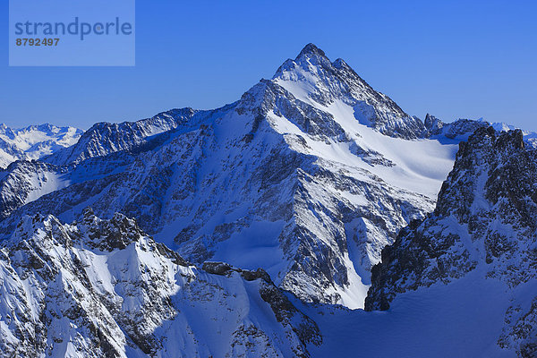 blauer Himmel  wolkenloser Himmel  wolkenlos  Panorama  Europa  Schneedecke  Berg  Winter  Schnee  Alpen  blau  Sonnenlicht  Westalpen  Bergmassiv  schweizerisch  Schweiz