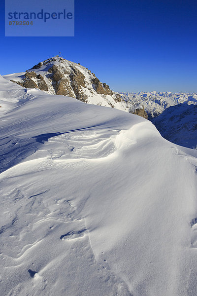 blauer Himmel  wolkenloser Himmel  wolkenlos  Panorama  Europa  Schneedecke  Berg  Winter  Schnee  dahintreibend  Alpen  blau  Ansicht  Sonnenlicht  Kanton Graubünden  Westalpen  Bergmassiv  schweizerisch  Schweiz