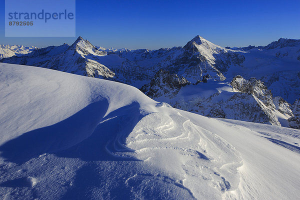 blauer Himmel  wolkenloser Himmel  wolkenlos  Panorama  Europa  Schneedecke  Berg  Winter  Schnee  dahintreibend  Alpen  blau  Ansicht  Sonnenlicht  Westalpen  Bergmassiv  schweizerisch  Schweiz