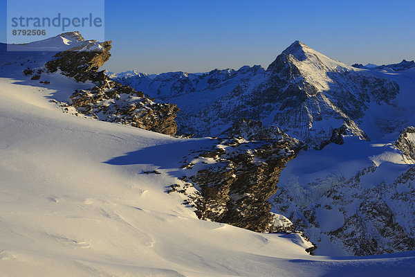 blauer Himmel  wolkenloser Himmel  wolkenlos  Panorama  Europa  Schneedecke  Berg  Winter  Abend  Schnee  dahintreibend  Alpen  blau  Ansicht  Sonnenlicht  Westalpen  Bergmassiv  schweizerisch  Schweiz