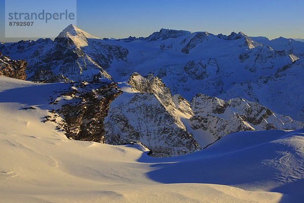 blauer Himmel  wolkenloser Himmel  wolkenlos  Panorama  Europa  Schneedecke  Berg  Winter  Abend  Schnee  dahintreibend  Alpen  blau  Ansicht  Sonnenlicht  Westalpen  Bergmassiv  schweizerisch  Schweiz