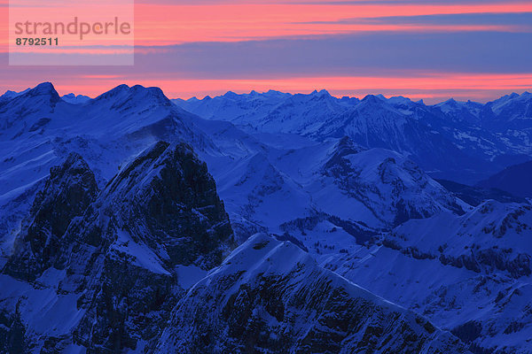 Panorama  Europa  Schneedecke  Berg  Winter  Abend  Schnee  Alpen  blau  Berner Alpen  Westalpen  Bergmassiv  schweizerisch  Schweiz