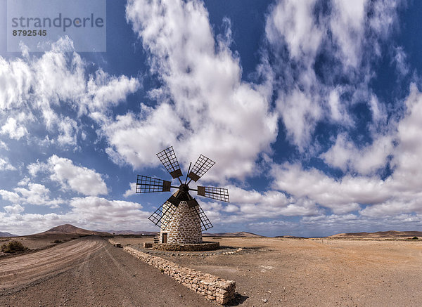 Windturbine  Windrad  Windräder  Europa  Wolke  Sommer  Hügel  Wüste  Kanaren  Kanarische Inseln  Fuerteventura  Spanien