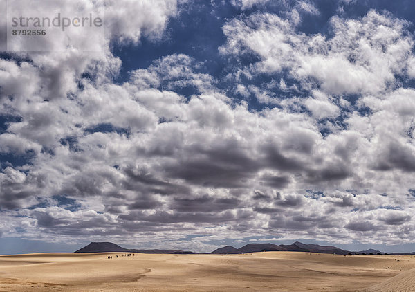 Europa  Mensch  Menschen  Wolke  Sommer  Landschaft  Hügel  Wüste  Sand  Kanaren  Kanarische Inseln  Corralejo  Fuerteventura  Spanien