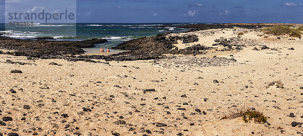 Wasser  Kippbrücke  Europa  Mensch  Felsen  Menschen  Strand  Sommer  Landschaft  Küste  Meer  Kanaren  Kanarische Inseln  Fuerteventura  Spanien