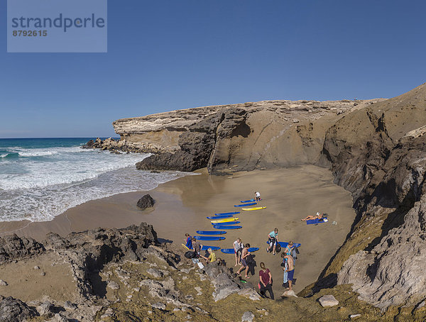 Wasser  Europa  Mensch  Felsen  Menschen  Strand  Sommer  Landschaft  Küste  Meer  Kanaren  Kanarische Inseln  Surfboard  Fuerteventura  La Pared  Spanien