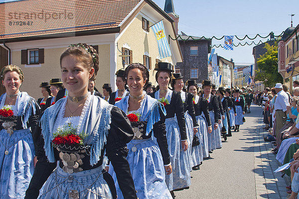 Europa  Blume  Tradition  Tracht  Kostüm - Faschingskostüm  Bayern  Dirndl  Deutschland  Oberbayern