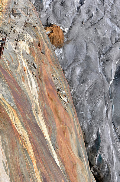 Felsbrocken  Hochformat  Wasser  Gefahr  Steilküste  Geologie  Eis  Gletscher  rot  Globale Erwärmung  schmelzen  Streifen  Geographie  CO2-Bilanz  Klima  Klimawandel  Gletscherspalte  Abgas  Planet  Wissenschaft  steil  Höhenangst