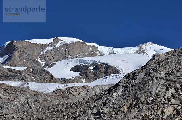 blauer Himmel wolkenloser Himmel wolkenlos Felsbrocken Europa Berg Sport Sommer Landschaftlich schön landschaftlich reizvoll Natur Alpen Sonnenlicht Monte Rosa Gletscher Saas Fee schweizerisch Schweiz Zermatt