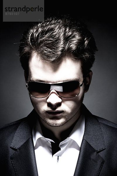 Portrait  Mann  jung  Sonnenbrille