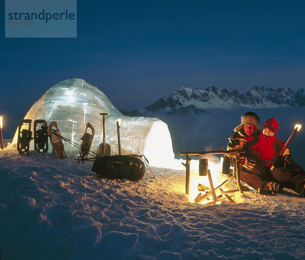 Lagerfeuer Winter Abenteuer Alpinsport Iglu Schnee Sport bei Nacht