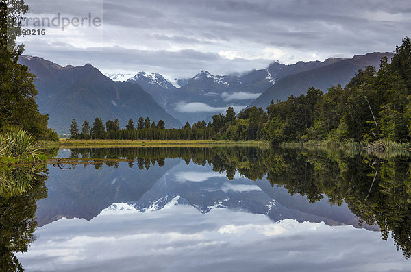 Mt. Tasman und Mt. Cook  Spiegelung im Lake Matheson  Mount-Cook-Nationalpark  Westland-Nationalpark  Neuseeländische Alpen  Südinsel  Neuseeland