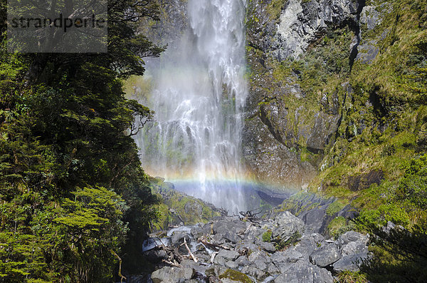 Wasserfall mit Regenbogen  Devil's Punchbowl Falls  am Arthur's Pass  Südinsel  Neuseeland