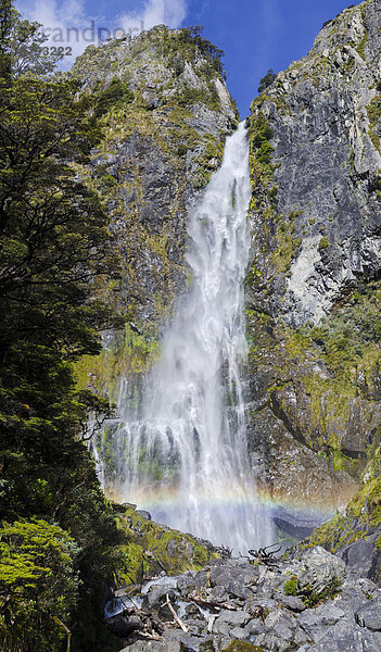 Wasserfall mit Regenbogen  Devil's Punchbowl Falls  am Arthur's Pass  Südinsel  Neuseeland