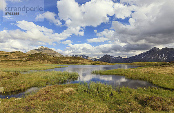 Bewölkter Himmel über dem Jaufenpass  Bergsee  Sterzing  Südtirol  Italien