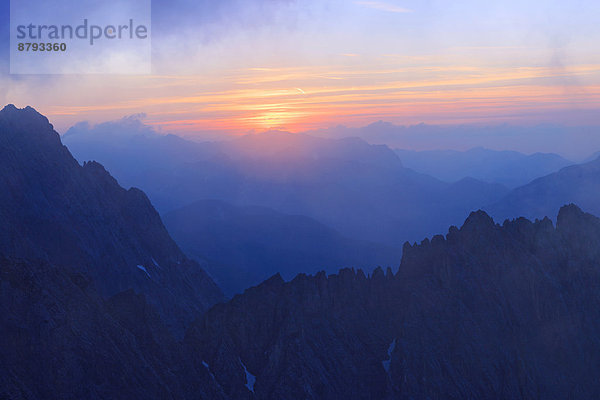 Sommersonnenwende mit einfallendem Nebel im Karwendel  Tirol  Österreich