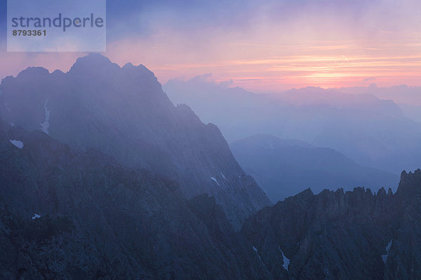 Sommersonnenwende mit einfallendem Nebel im Karwendel  Tirol  Österreich
