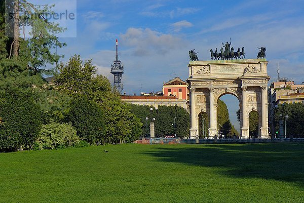 Italien  Lombardei  Mailand. Parco Sempione  Arco della Pace aus dem Park gesehen