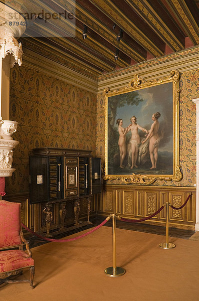 Salon Francois I mit Gemälde Die Drei Grazien von Van Loo  italienischer Schrank XVI. Jahrhundert  Schloss Chenonceau  16. Jahrhundert  Chenonceaux  Indre-et-Loire  Region Centre  Frankreich