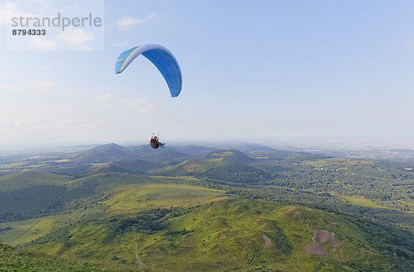 Paraglider  Département Puy-de-Dôme  Regionaler Naturpark Volcans d'Auvergne  Auvergne  Frankreich