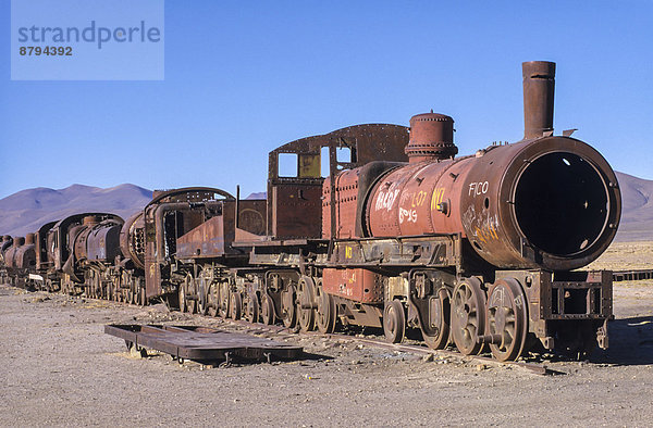 Rostige Lokomotiven  Zugfriedhof mitten in der Wüste des Hochlandes  Salar de Uyuni oder Salar de Tunupa  Uyuni  Altiplano  Bolivien