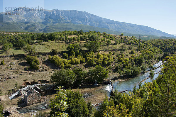 Landschaft bei Knin mit Fluss Krcic  Sibenik-Knin  Kroatien