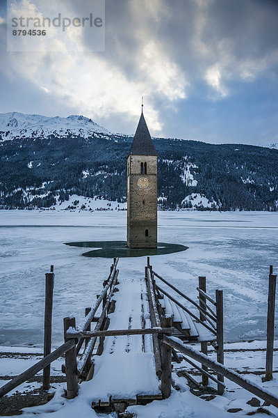 Kirchturm im Reschensee  Graun am Reschenpass  Vinschgau  Südtirol  Italien