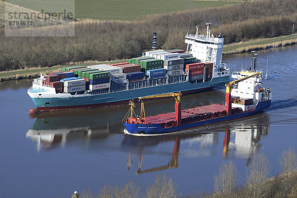 Feeder und Spezialschiff auf dem Nord-Ostsee-Kanal  Brunsbüttel  Schleswig-Holstein  Deutschland