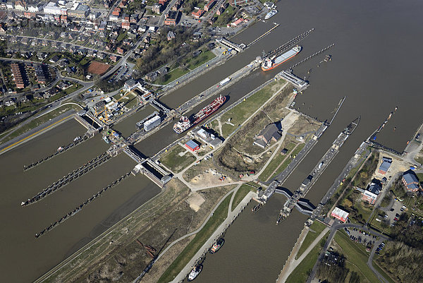 Kanalschleuse Brunsbüttel  Nord-Ostsee-Kanal  vorbereitende Bauarbeiten für neue Schleusentore bei vollem Betrieb  Luftbild  Brunsbüttel  Schleswig-Holstein  Deutschland