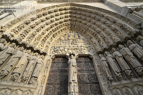 Gotischer Figurenschmuck über Hauptportal  Westfassade  Kathedrale Notre-Dame de Paris  Île de la Cité  Paris  Île-de-France  Frankreich