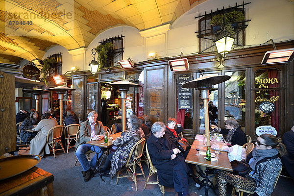 Restaurant  Straßencafé Brasserie Mutzig  Place des Vosges  jüdisches Viertel Le Marais  Paris  Île-de-France  Frankreich