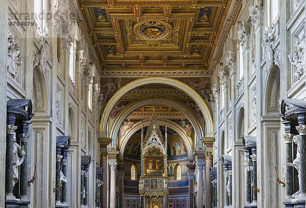 Hauptschiff und Chor der Lateranbasilika oder Patriarchalbasilika San Giovanni in Laterano  4. Jh.  Lateran  Vatikan  Rom  Latium  Italien