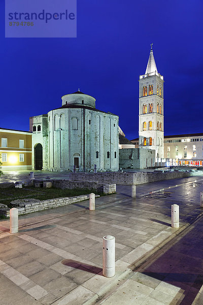 Römisches Forum Forum Romanum mit der Kirche Sv. Donata  Donatuskirche  und dem Glockenturm  Zadar  Dalmatien  Kroatien