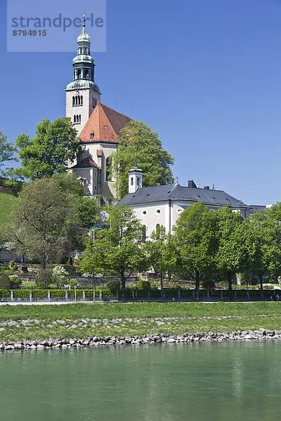 Ufer der Salzach mit der Müllner Kirche  Salzburg  Salzburger Land  Österreich