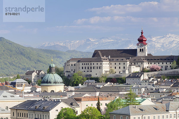 Ausblick über die Altstadt von Salzburg zu den Alpen  Salzburg  Salzburger Land  Österreich