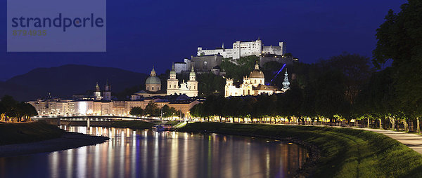 Altstadt von Salzburg mit Festung Hohensalzburg  Salzburger Dom und Kollegienkirche  Salzburg  Salzburger Land  Österreich